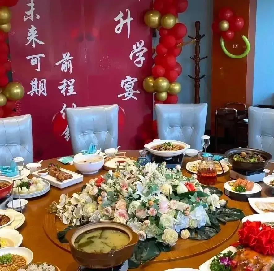 同事的女儿考上大学了，前天请的升学宴，等到升学宴结束，同事算了算，总共剩下了才2