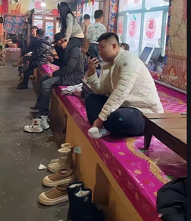 迷一样的东北大炕，来三五个亲戚都能住得下。