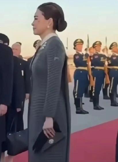 苏提达王后访华亮相，仪态万方贵气逼人，端庄优雅得让人惊艳失语。标志性发型利落依旧