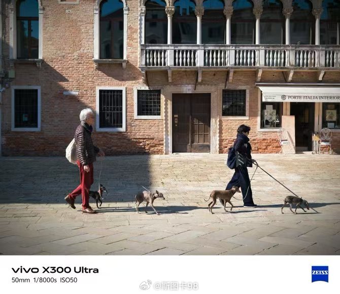 vivo正式将X系列旗舰定义为V单，称其为移动影像新物种。V单跳出传统手机堆料思