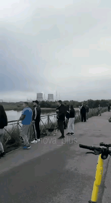 “隔岸观火”：圣彼得堡石油码头遭袭俄民众现场看热闹俄罗斯列宁格勒州的圣彼得堡