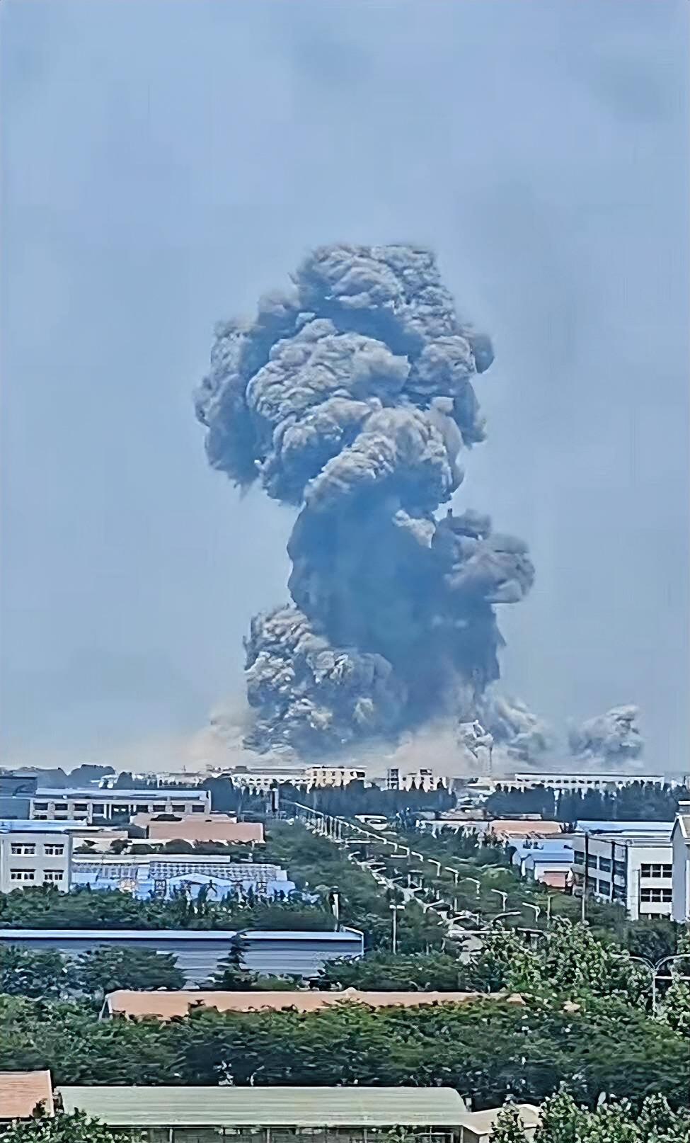 山东一化工车间发生爆炸，这令人揪心。现在能得到的可靠消息是，距离爆炸点一公里外