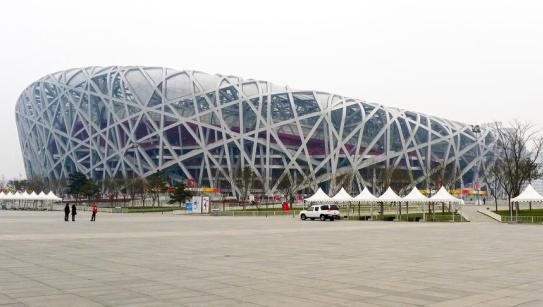 鸟巢要拆？北京中轴线上，一座用4万多吨钢材织成的巨型“鸟巢”，每年光“养”着就要