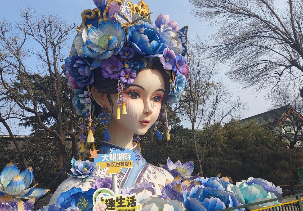 济南文旅也太懒了吧，大明湖畔的夏雨荷变成了夏婆婆，也不知道修整一下。大明湖