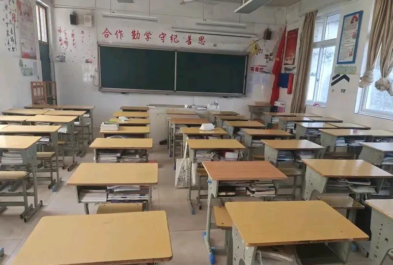 1985年7月大学本科师范毕业后任中学数学老师兼班主任工作，1999年顺利晋级高