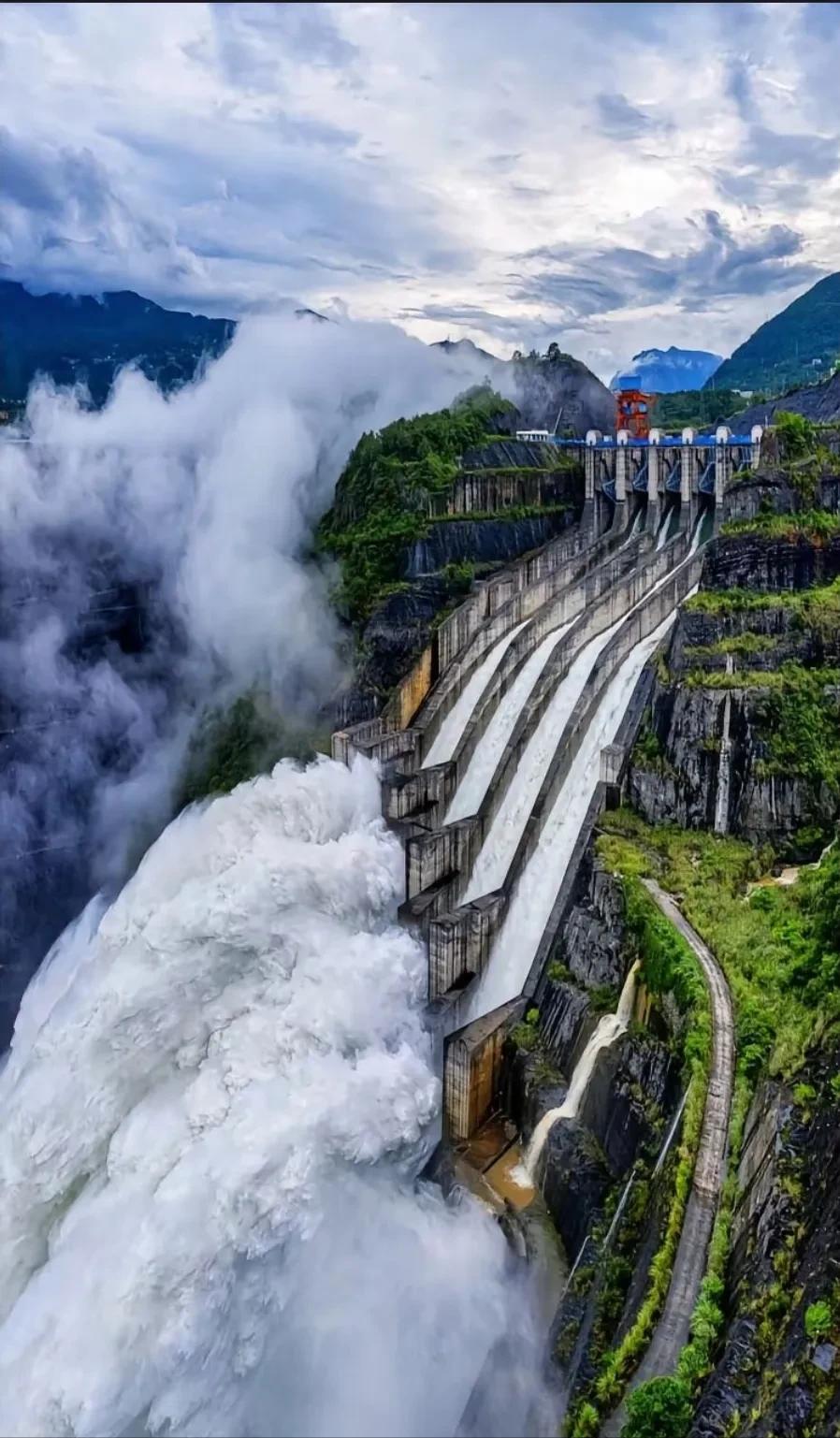 美国NASA研究团队曾发现，三峡大坝工程已造成地球自转轴位移，令地球极点位置移动