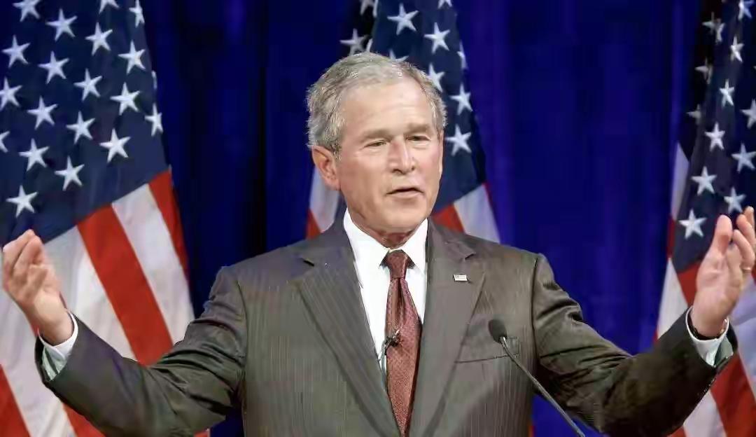 如今的美国，怕是真沦落到政坛“比蠢”的地步了！小布什素来被贴上美国史上智商最低总