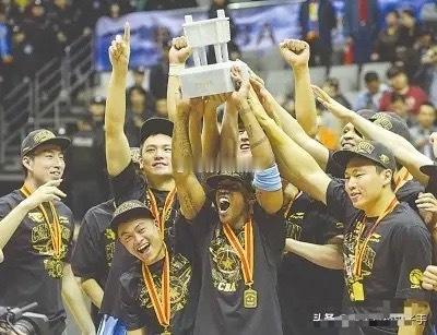 随着CBA四强全部产生，四支球队夺冠概率新鲜出炉：1. 上海久事：40%常规赛一