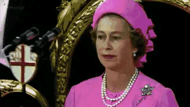 英女王这气质和时尚，应该是无人能复制的存在吧！伊丽莎白二世虽说颜值一般，身高一