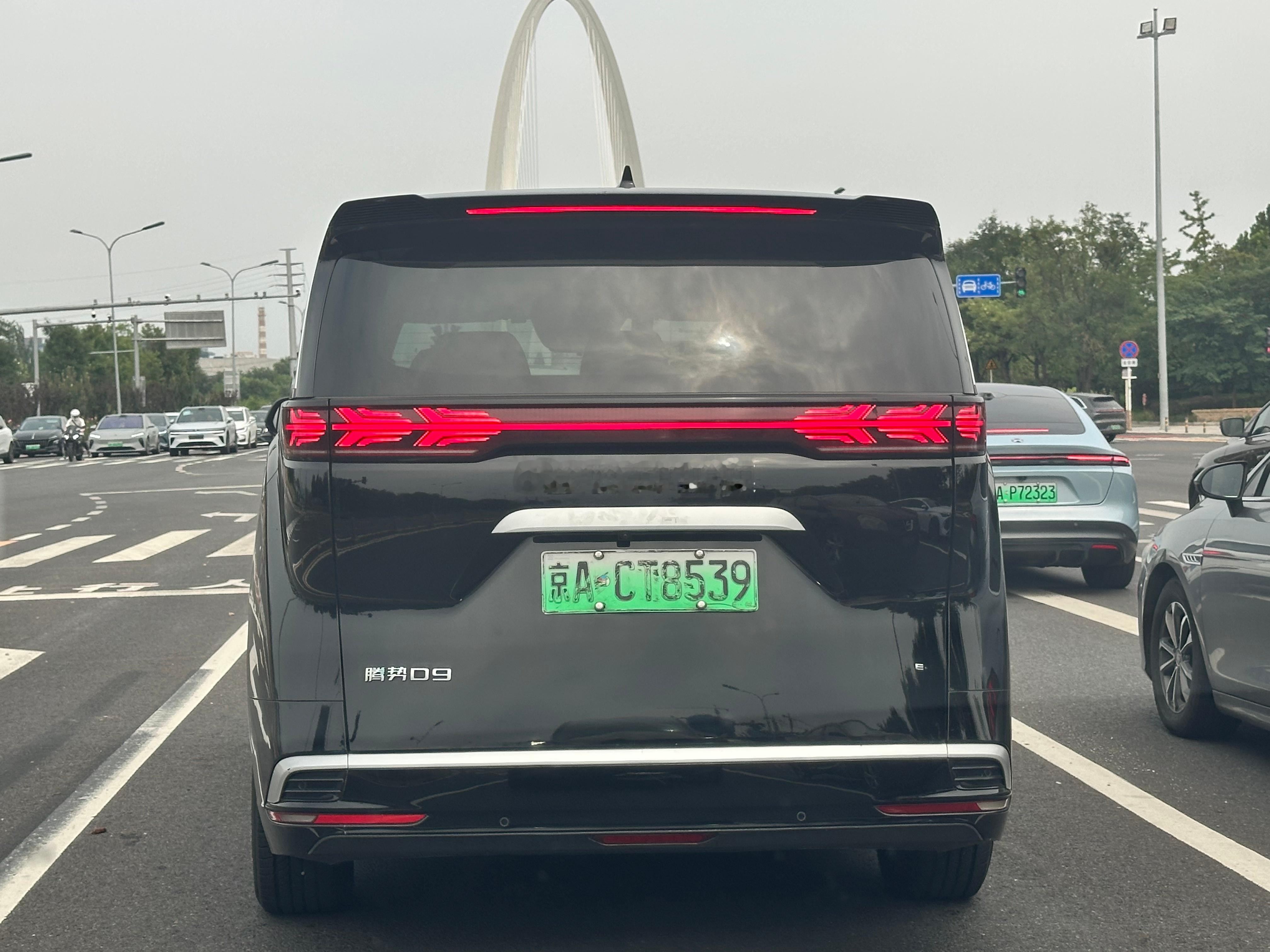 今天网友A发了图1，说这车号牌不清晰结果网友B说他4月份就在顺义通过随手拍平台举
