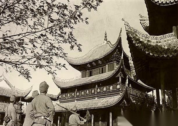 每次看到这张老照片，心里就堵得慌。这不是什么游客照。这是1938年的岳阳，岳阳