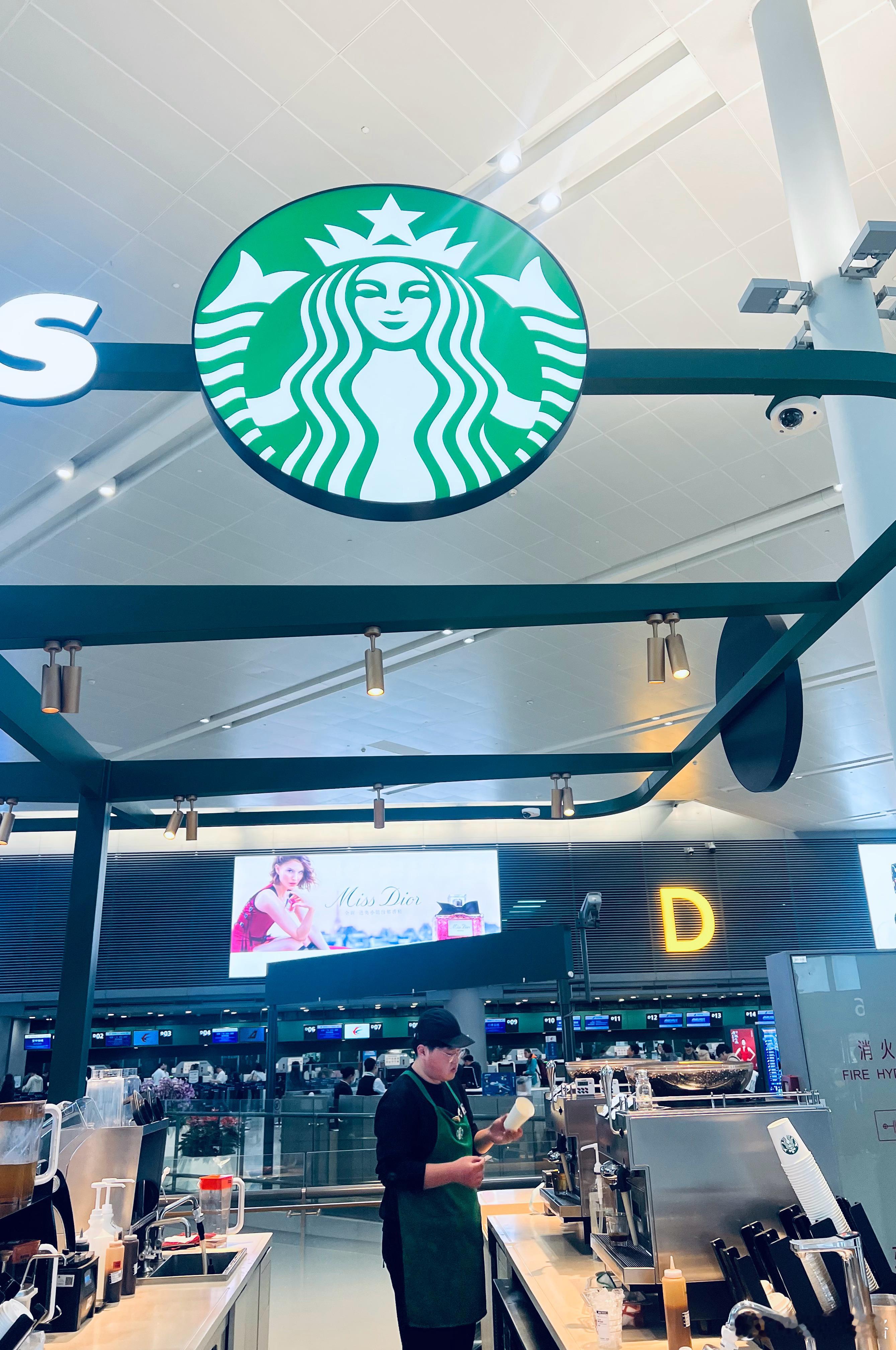 第一次穿着跑步短裤走进机场出发大厅其实就是买杯咖啡酒店在机场，太爽了隔空干啡