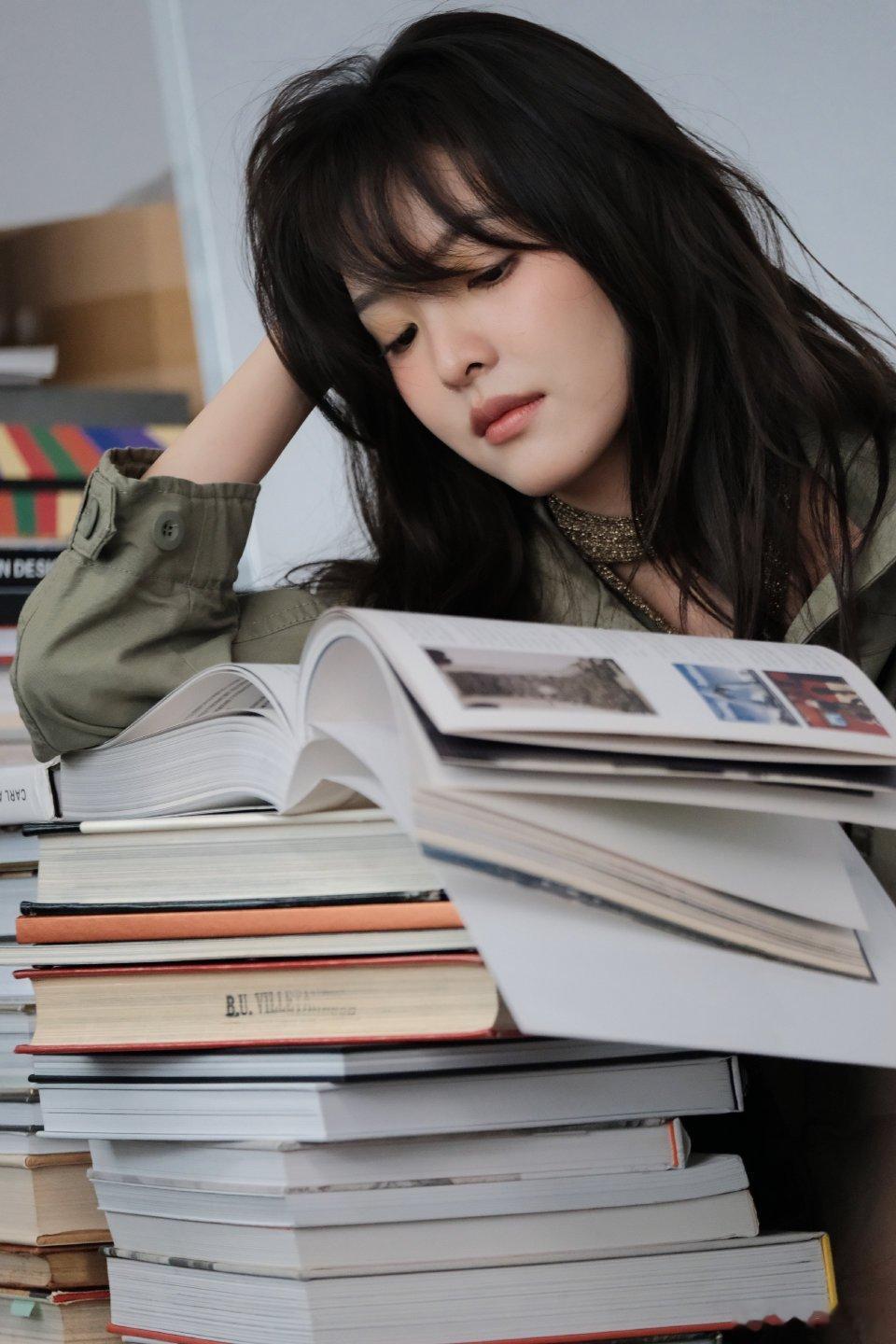 章若楠溢出屏幕的侠女味儿 自带清冷侠女风骨，章若楠眉眼藏锐气，动作行云流水兼具力