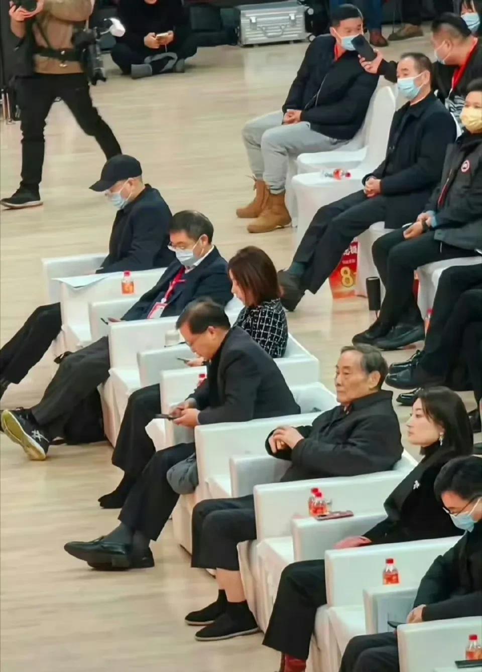 现在再回头看这张照片。