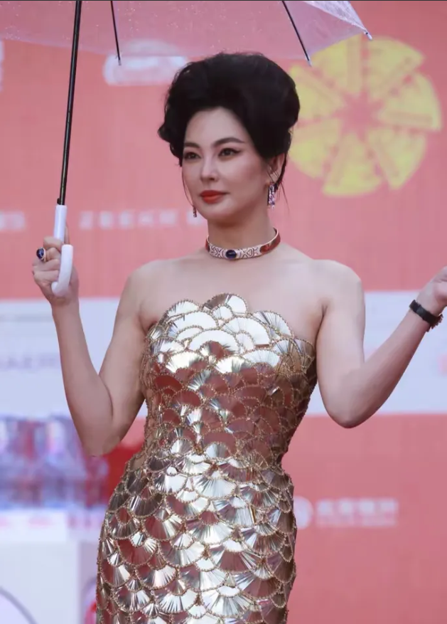 张雨绮这是得罪了造型师吗？以前她不是挺好看的吗？在《美人鱼》里，她是多么妩媚妖