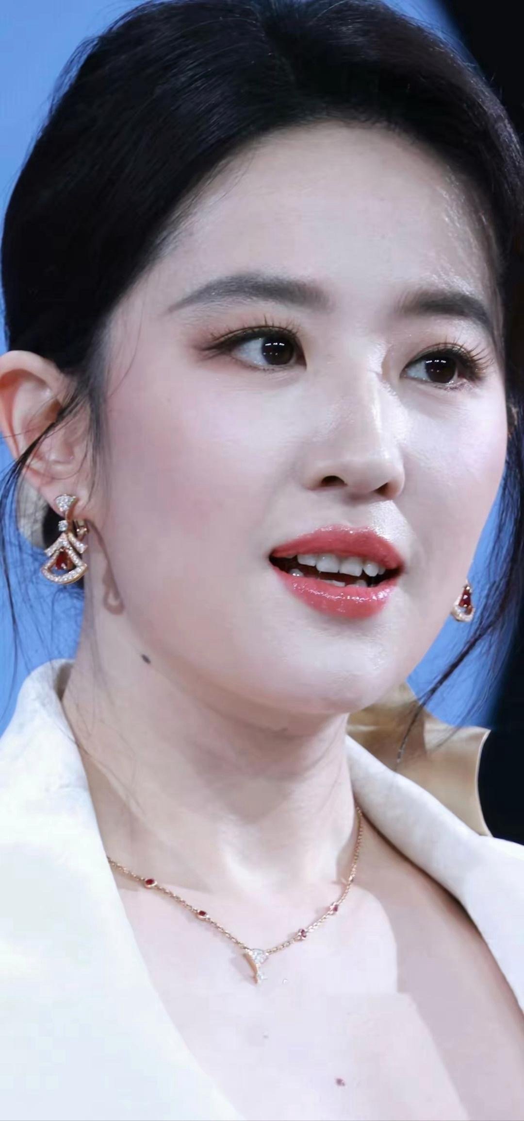 刘亦菲的皮肤状态绝了！自带发光滤镜，通透细腻，美得让人移不开眼～