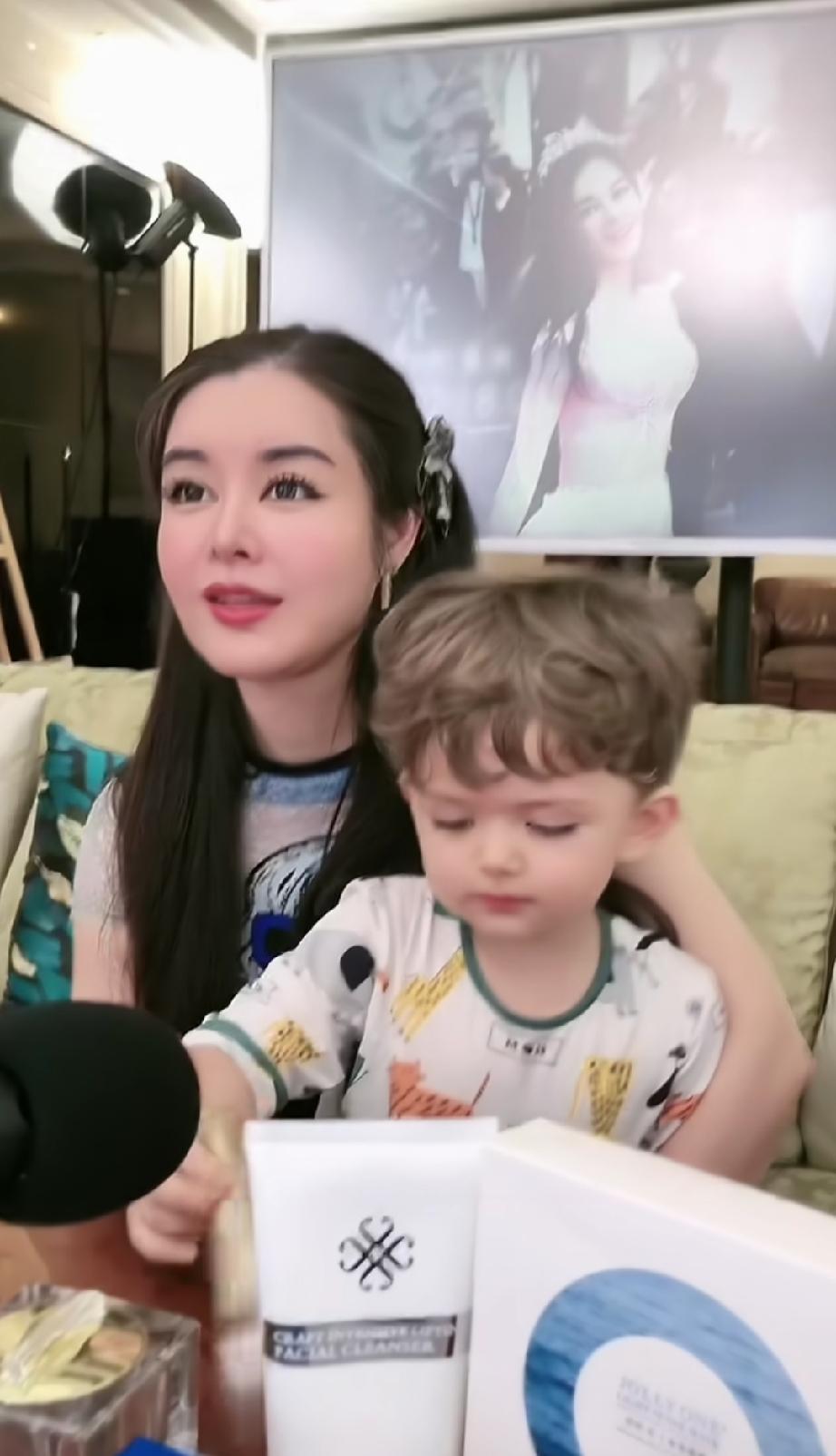 这时候的于文红真的很美，眼睛没整成铜铃那般大，满脸的胶原蛋白看起来是真的，