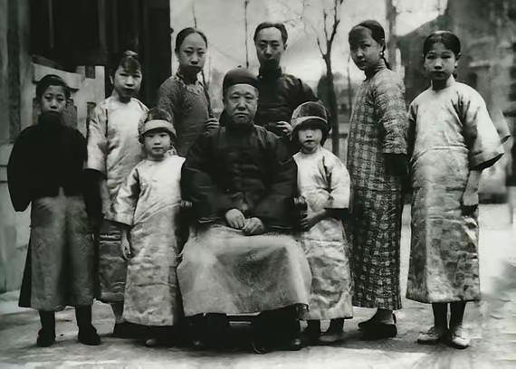 1923年，载沣和一大家子在北京醇亲王府院里拍了张全家福，这张老照片如今可是稀罕