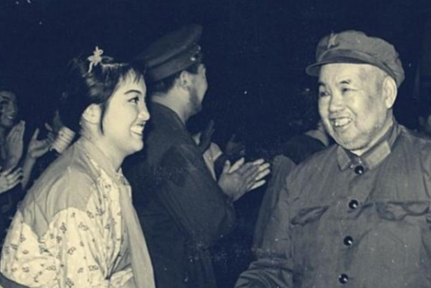 1985年3月，我军配发新式军装，原南京军区司令许世友上将吩咐秘书：“请师傅给我