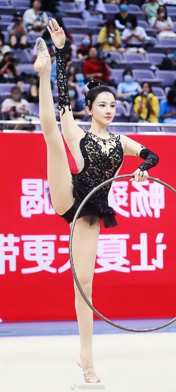 陈小纭体操比赛丝袜破了一个洞怎么还穿 ​​​
