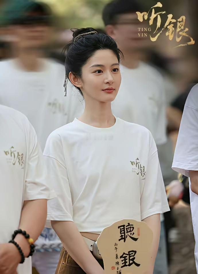 白鹿走了于正真没那么心疼因为于正现在想法真的变了，赵晴同一天官宣听银这不就相当于