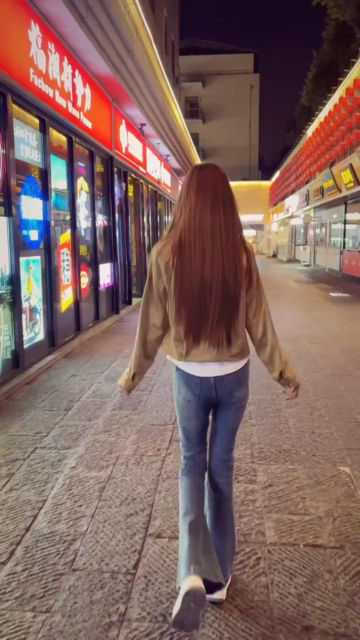 夜色笼街灯，独步寻芳踪。