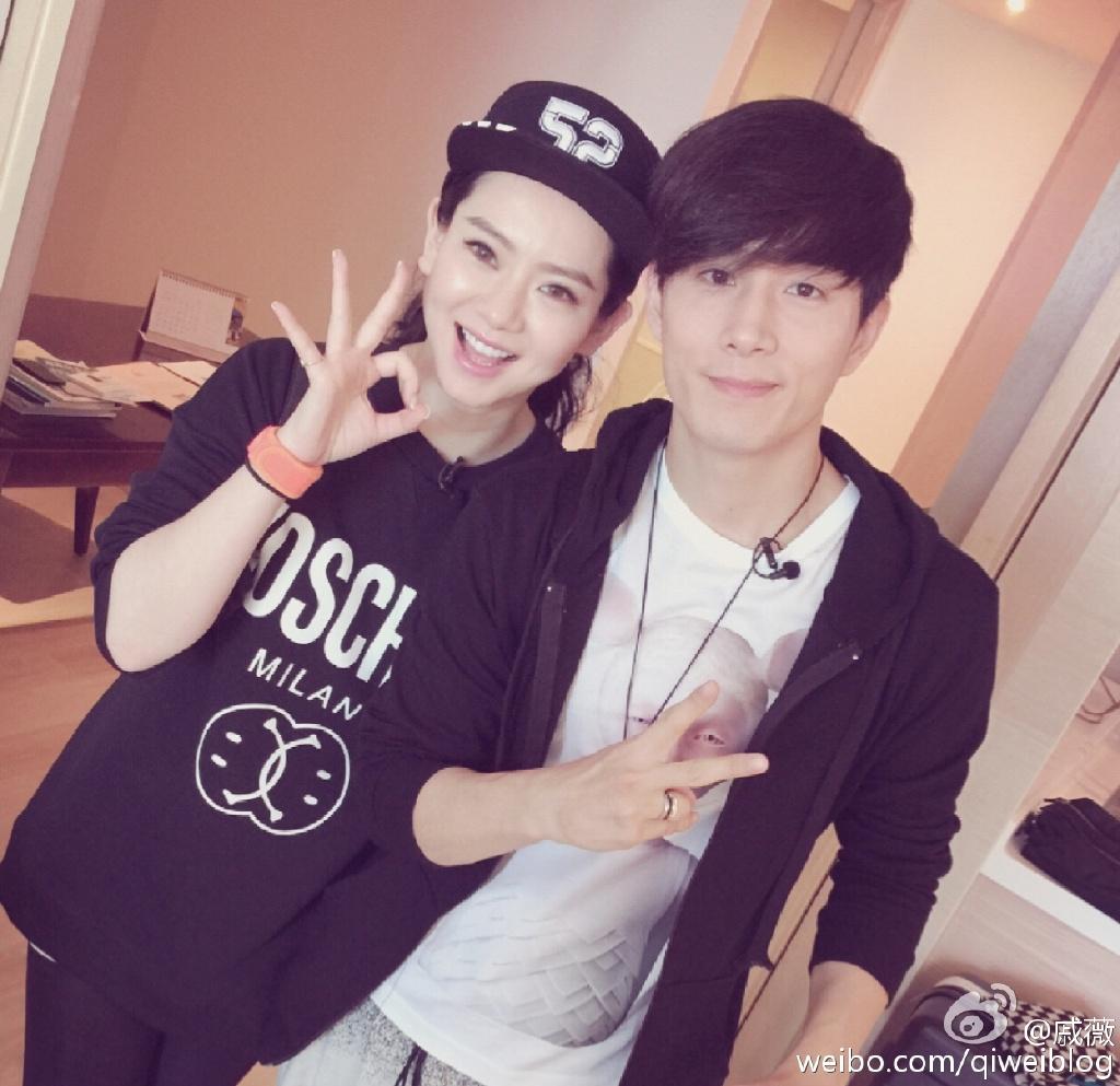 热点话题:戚薇在街头买冰淇淋, 网友调侃: 七哥