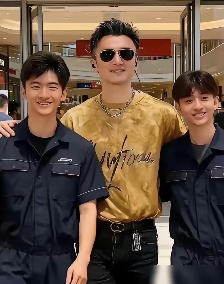 谢霆锋对王菲和儿子这截然不同的“操作”，真是让人忍不住想唠唠！和王菲出门，全副武