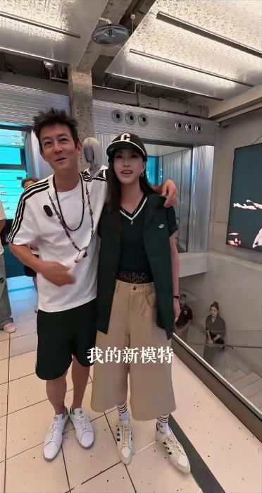 陈冠希新店开业，并和新招的模特愉快合影，从现场可以看出，陈冠希不论颜值和精神状态