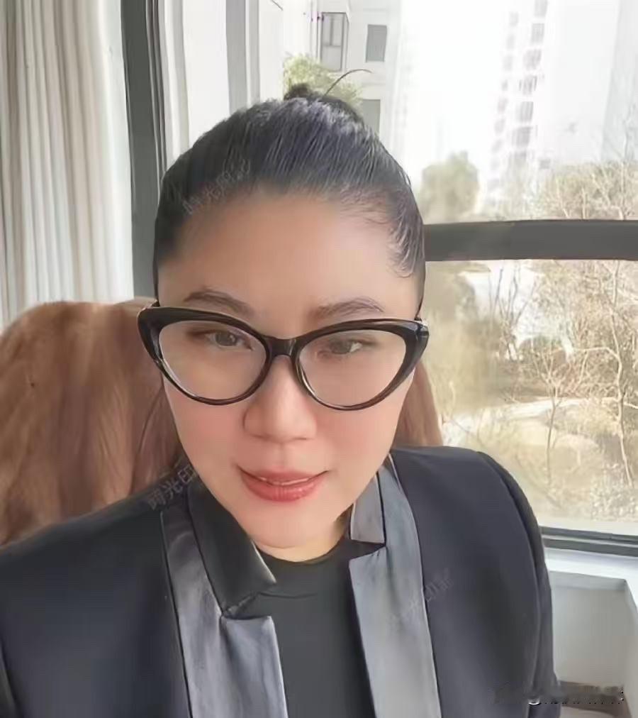 相由心生不是没道理的。CoCo真的变了，你看她跟谢贤分开以后，整个人的气