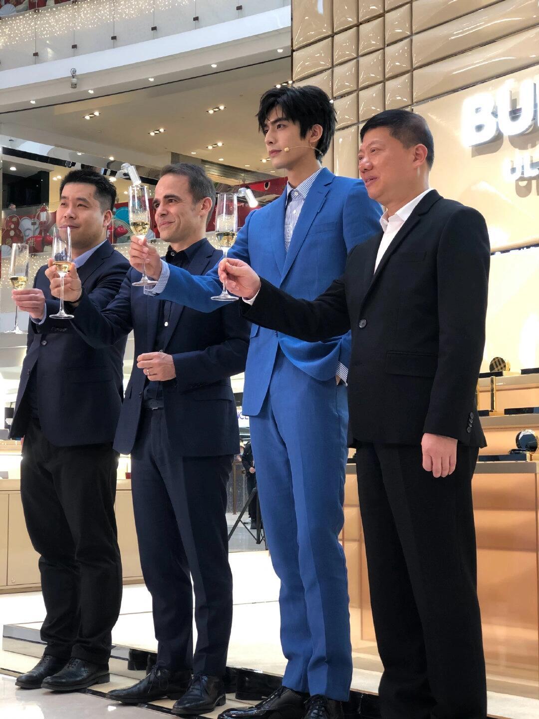 宋威龙burberry站台生图此男已经帅到完全不需要肤白了，这张脸就是白皮黑皮都
