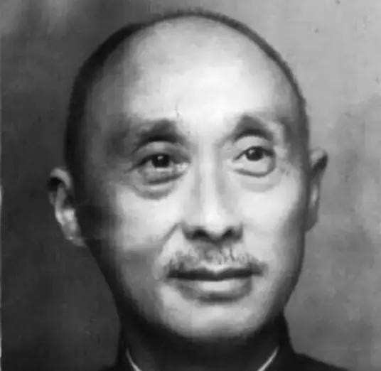 1948年，碾庄围歼战结束，在一堆灰头土脸的国军俘虏中，有一个一个特别“扎眼”的