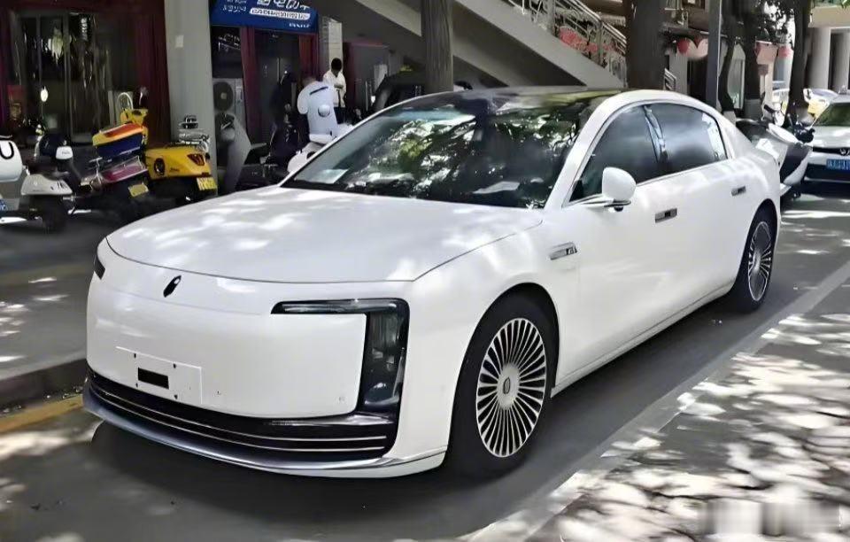 尊界S800官方应该不会推纯白色版，推了谁会选呀？坐等30号打脸[doge]
