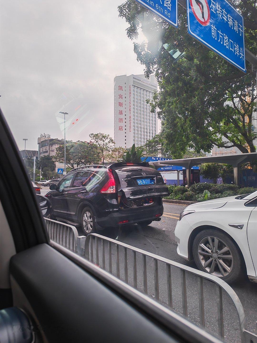 感觉一个急刹车，后车就要被丢垃圾​​​