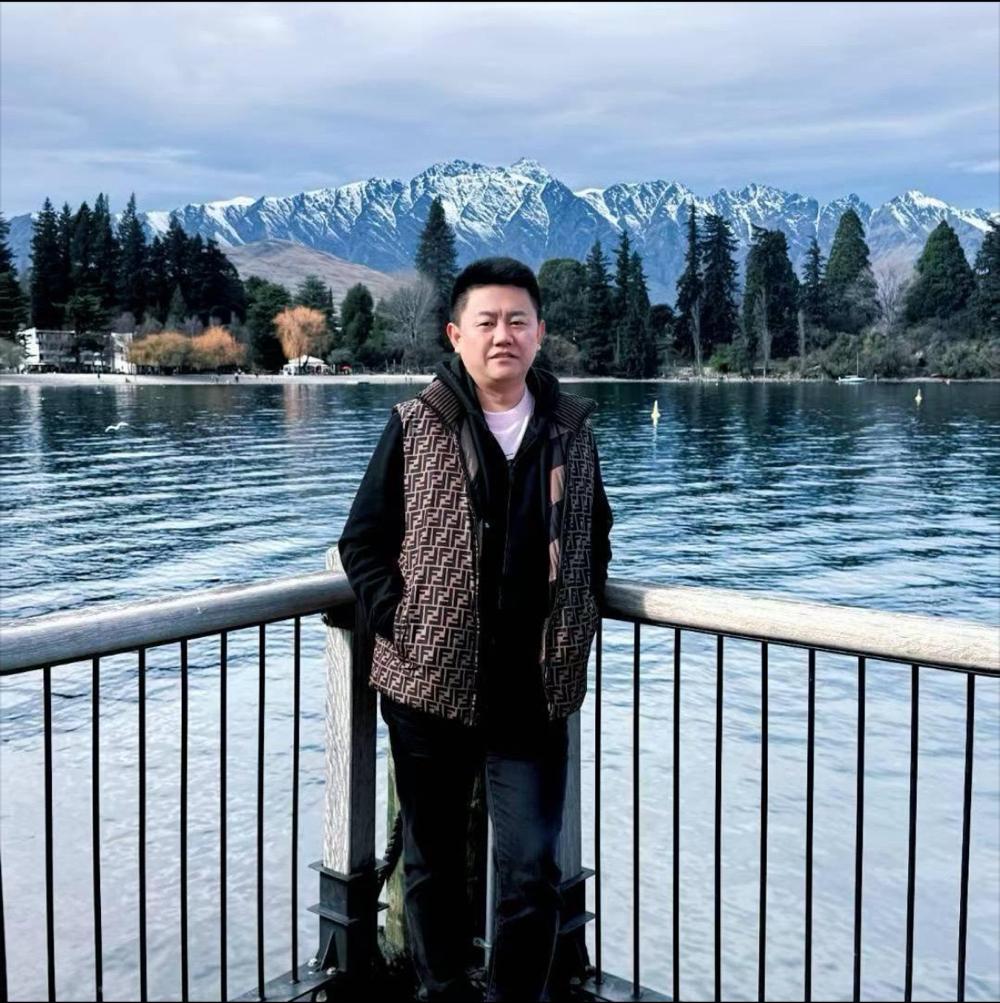 西安小松哥一夜之间，涨粉200多万，破天荒成了大网红，这是比发大财还要爽的事