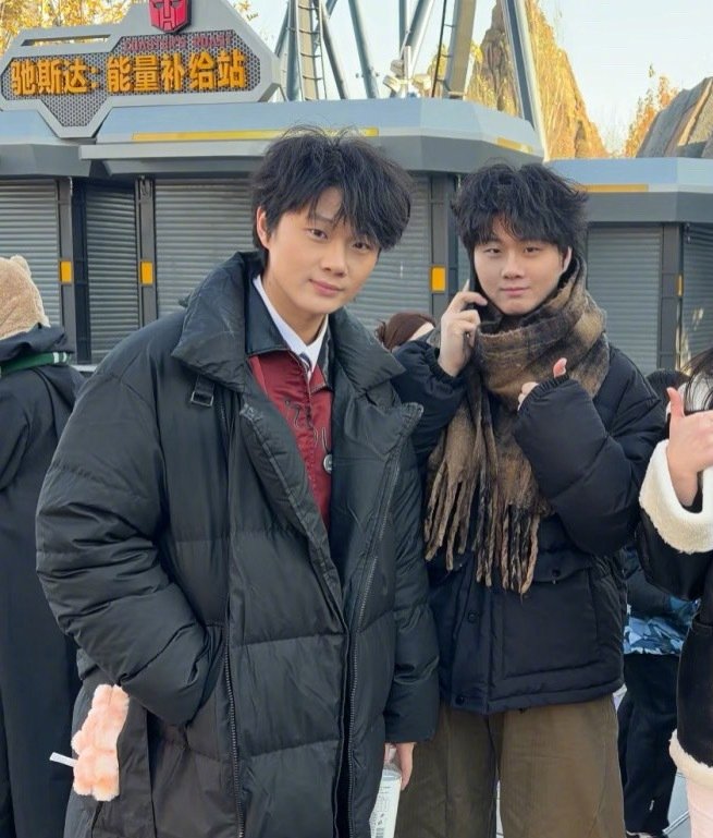 网友在环球影城偶遇线下两人都是好长一条，本就不好分辨的兄弟俩人，这下更分不清