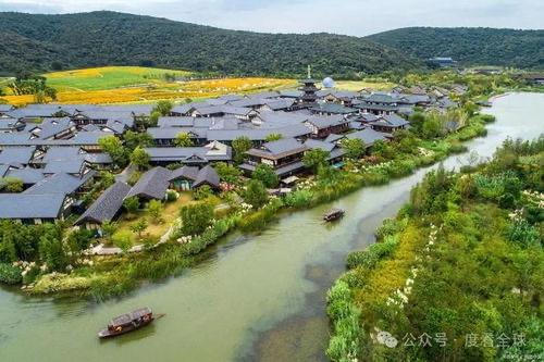 拈花湾夏午：半卷荷风半日闲无锡拈花湾，一个令人无限向往的村庄……蝉鸣在竹梢打
