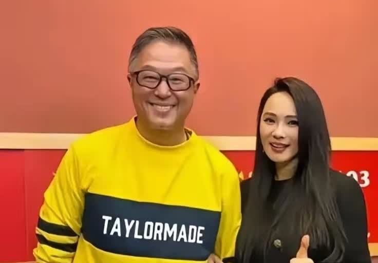 湾湾综艺教父王伟忠采访伊能静时，赞伊能静把感情、婚姻、家庭、亲情、友情都处理的很