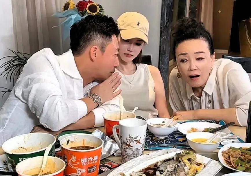 张兰汪小菲8月25日直播间合体卖面条母子斗嘴成最大看点张兰和儿子汪小菲8月2