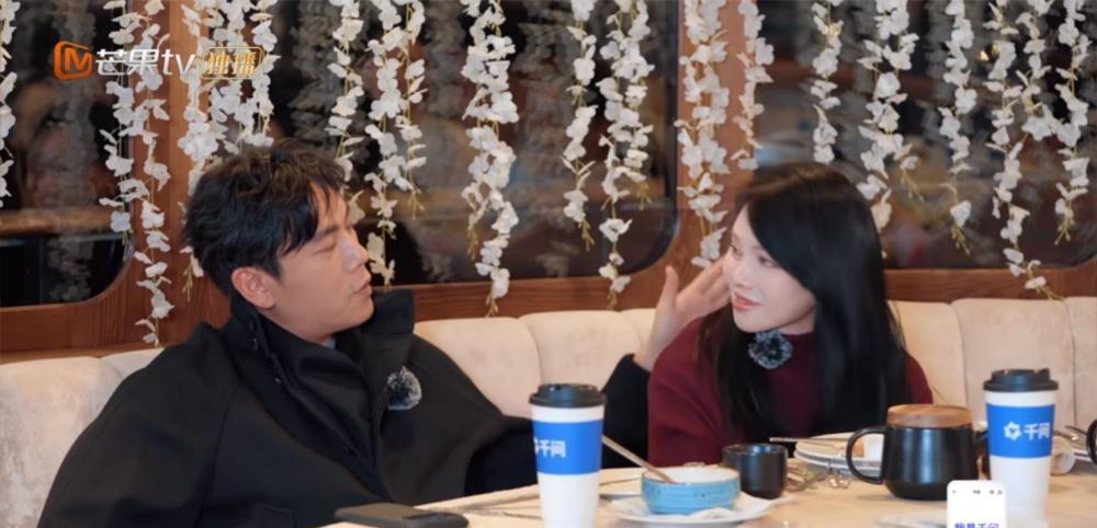 2014年秦昊向伊能静求婚那天，他兜里只剩4万块钱。伊能静脚上一双婚鞋价格3万