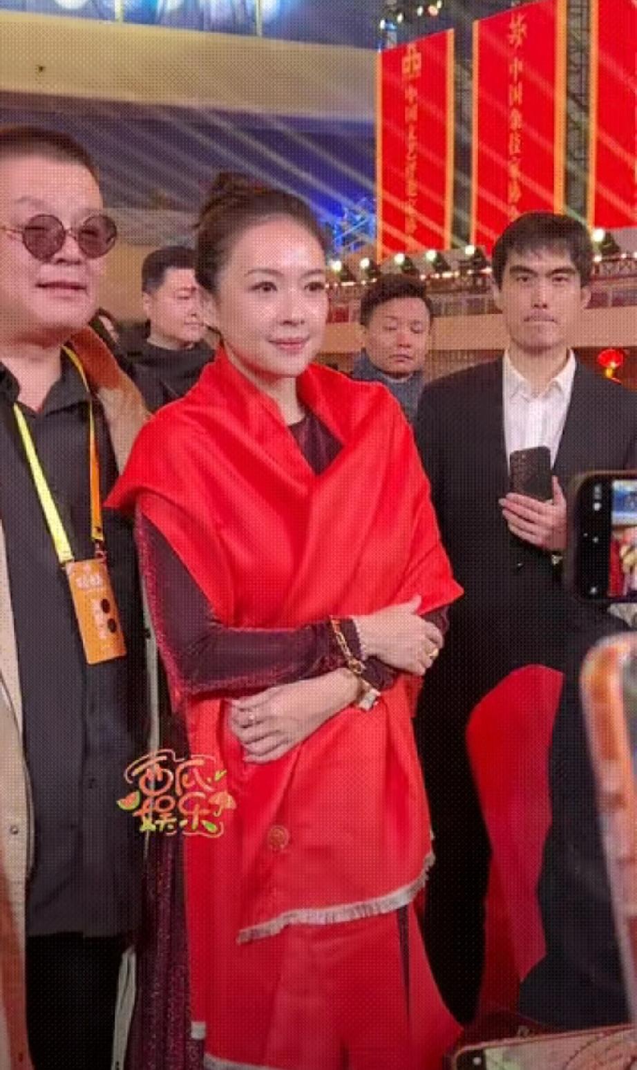 央视百花迎春晚会录制现场明星云集，太有看头！章子怡红裙配丸子头，喜庆又