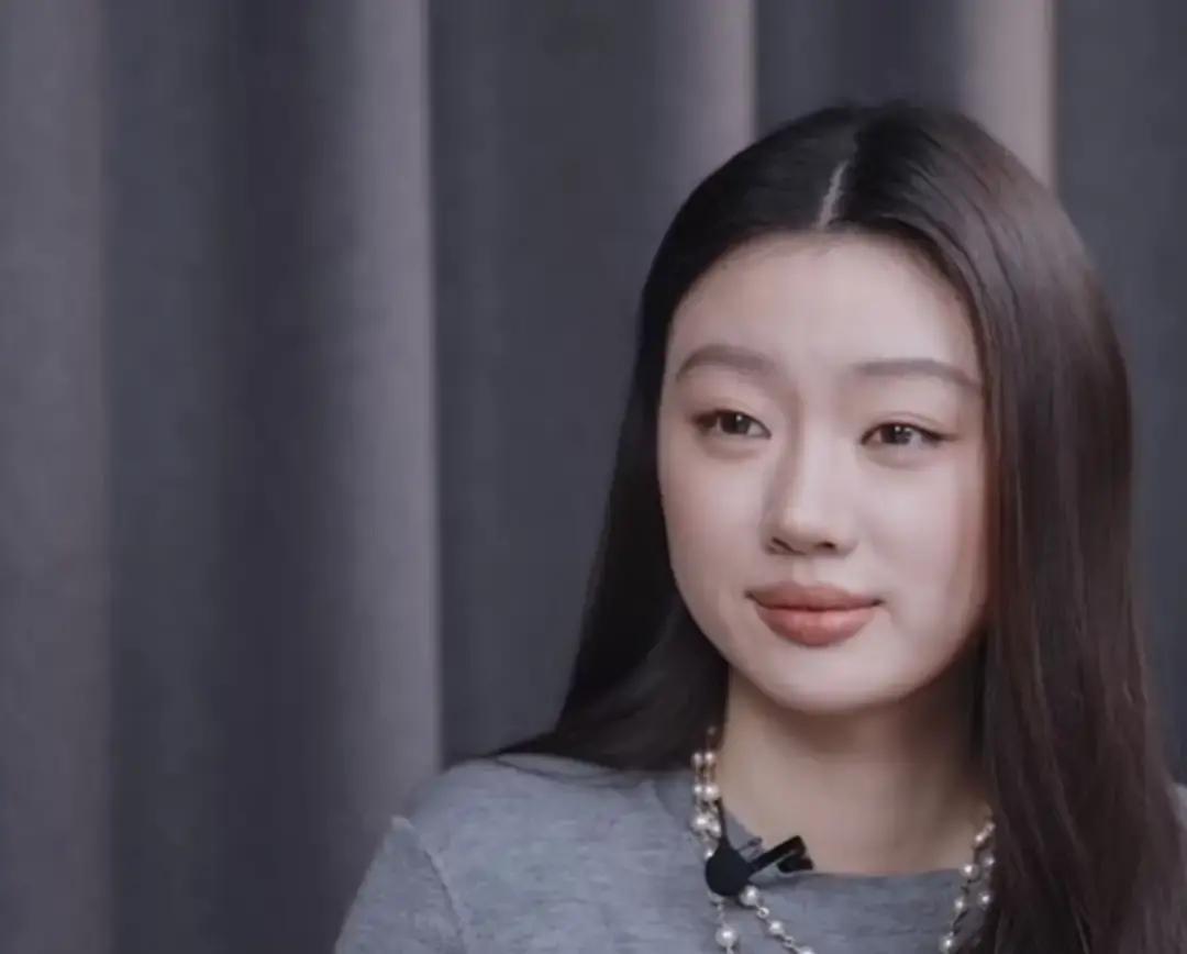 单依纯采访里听到同行名字，眉梢一挑嘴角一沉，不到一秒的镜头被截成动图全网飞。有