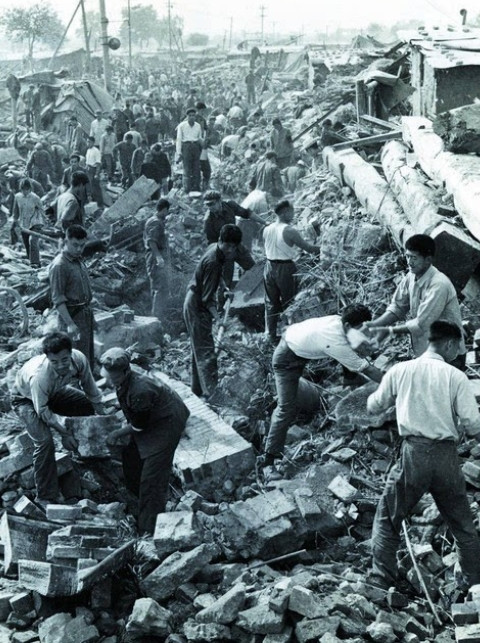 1976年，唐山大地震中，一座看守所被震塌，200多名囚犯从狱中跑了出来，可他们