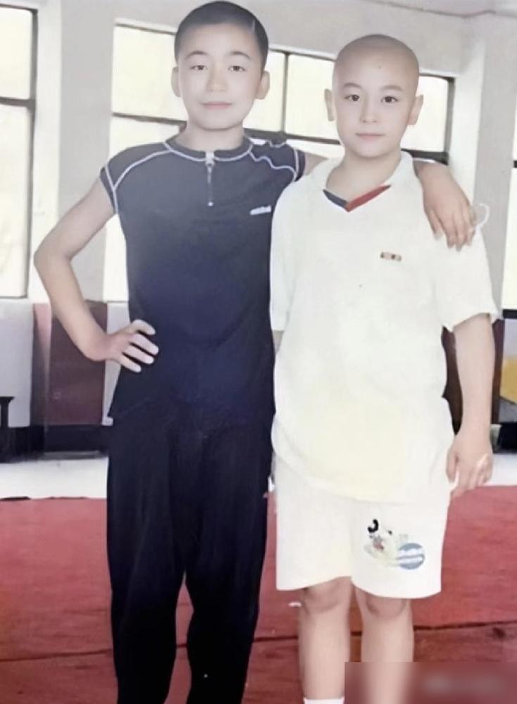 王宝强在新片场，对着小4岁的释小龙，张嘴就得喊“师叔”。这规矩，比导演还大。