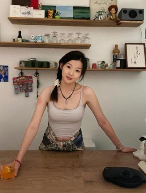 李炎哲受伤赛季报销，女友眉清目秀悉心照料