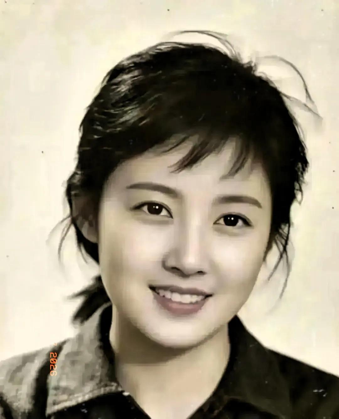 一个刚毕业的清秀女大学生去面试，对面HR冷不丁抛出一个问题：“1000个山是什么