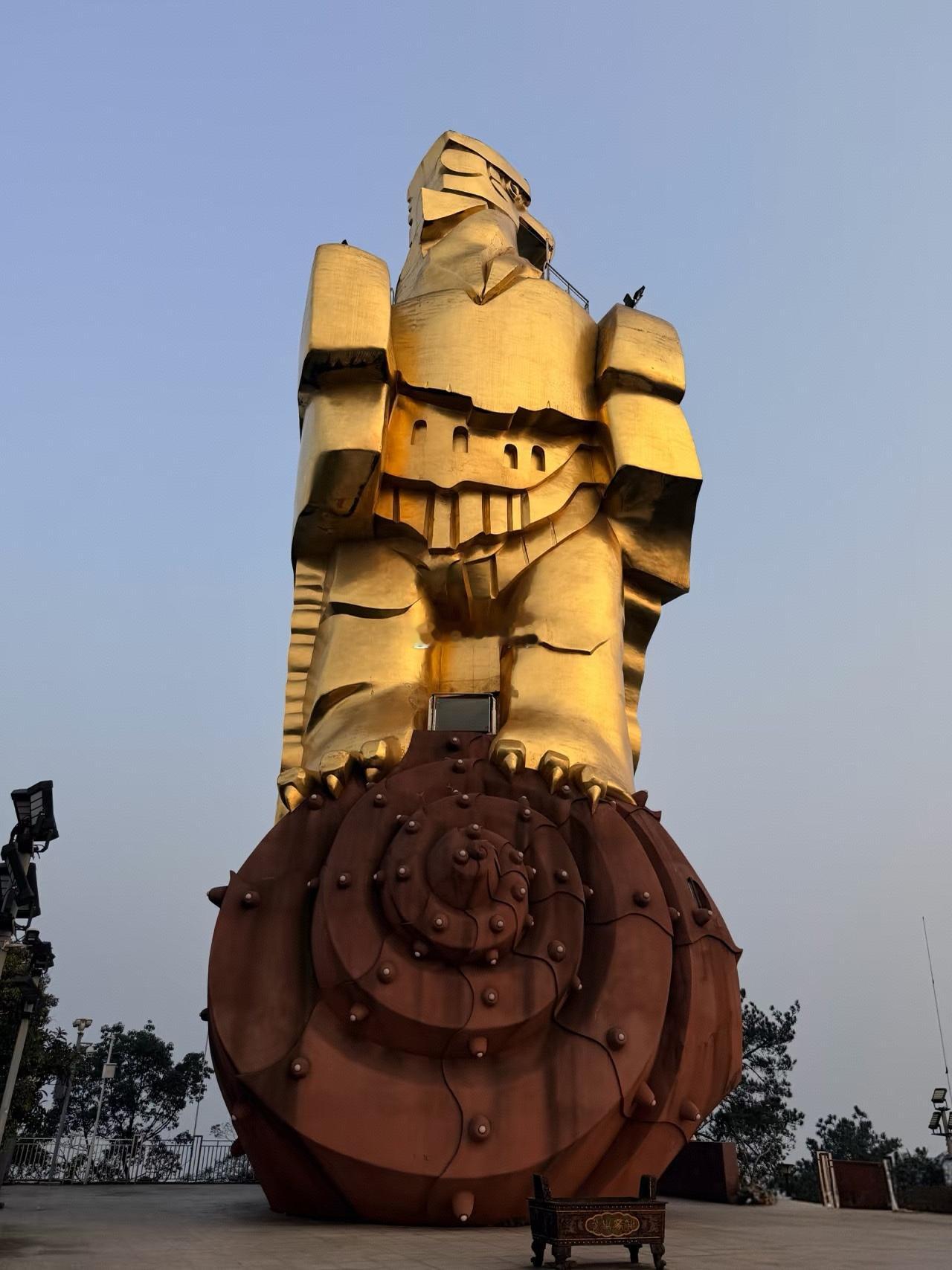 【外地游客很少去打卡的，位于重庆南山的“大金鹰”】图5为从“大金鹰”上远眺的重庆