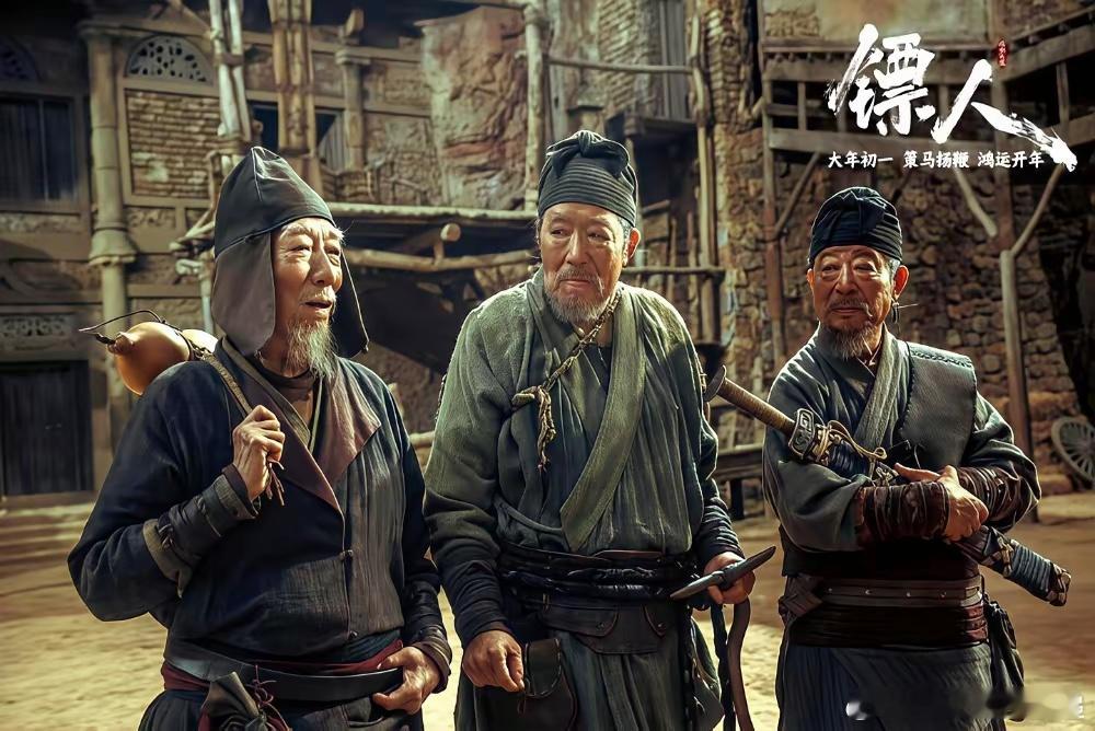 吴京砸了7个亿，不为打戏，就为了片尾三个老头往那一站。一个背酒葫芦，一个拄拐杖，