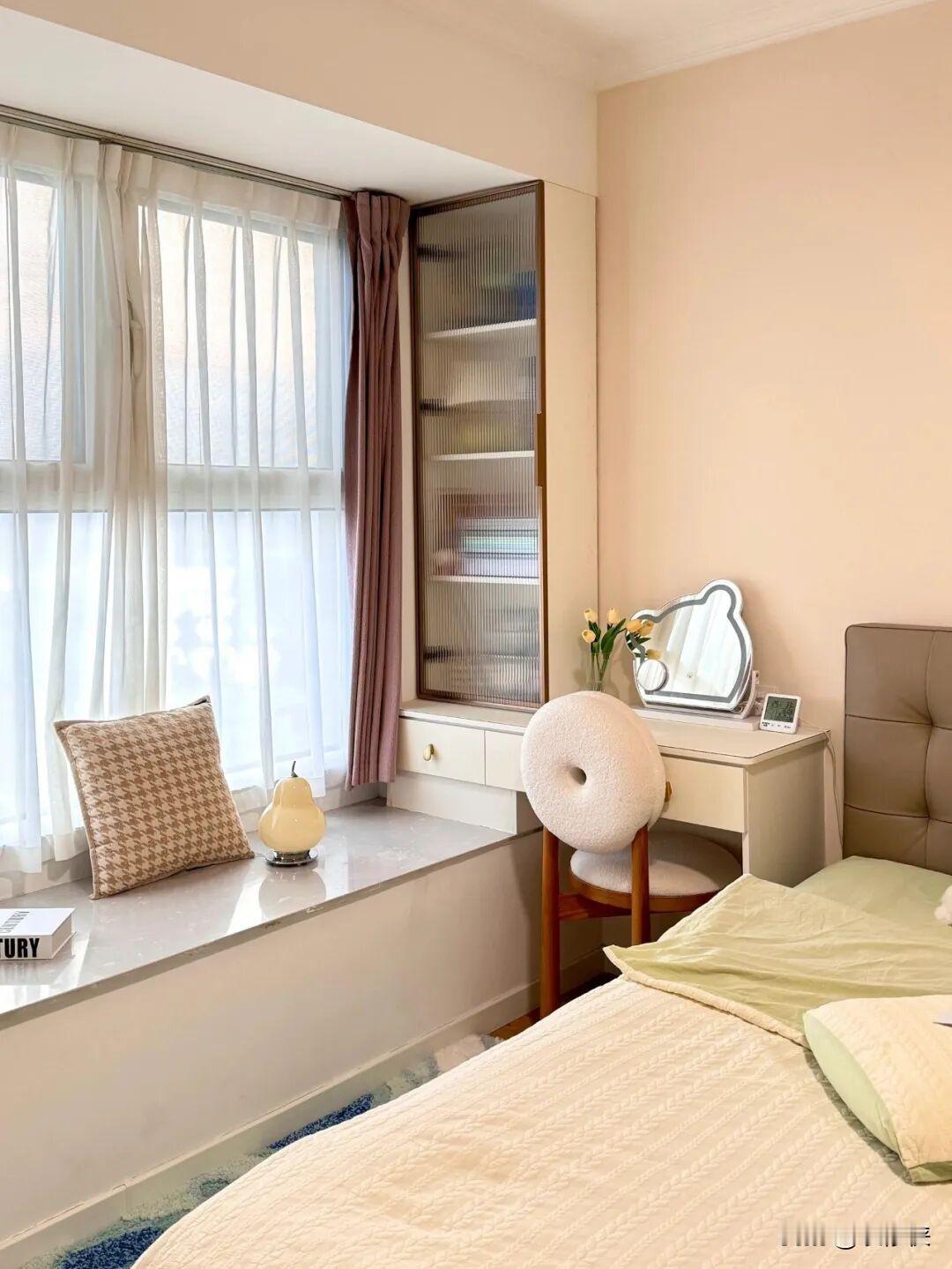 🔥床头柜正逐渐退出中国家庭？看了年轻人的做法，才发现以前都装错了！你家的床头