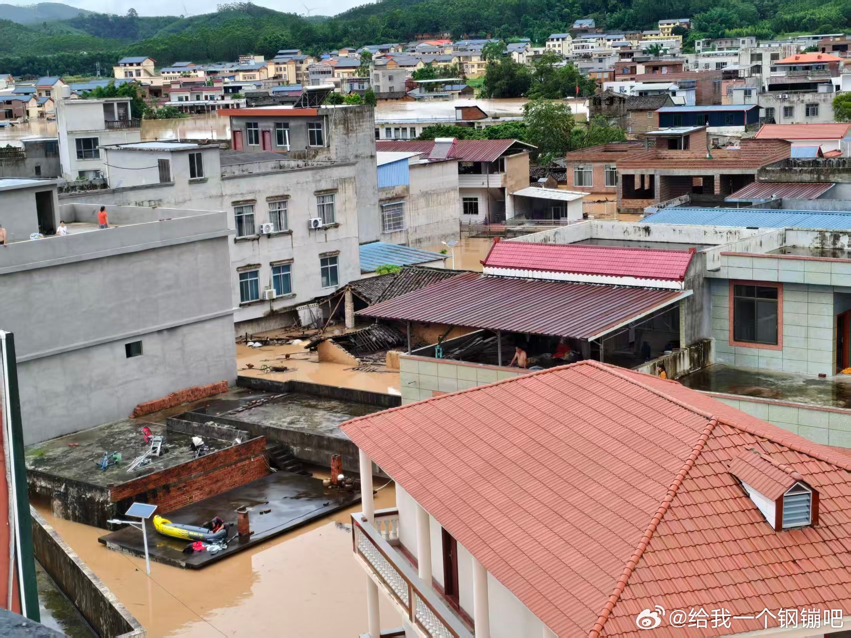 广西抗洪刚看到网友求助广西南宁市宾阳县甘棠镇整个镇村子都被淹的好严重呀。今年天